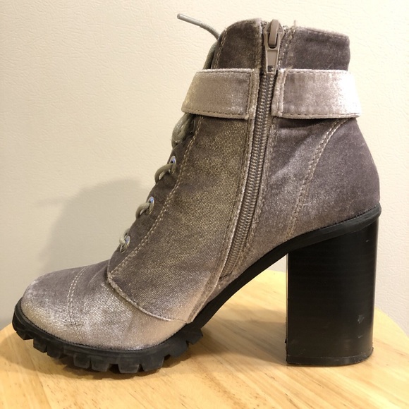 Lavender suede booties - Picture 2 of 4